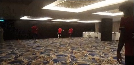 马尔代夫备战40强赛受困疫情:酒店宴会厅当训练场