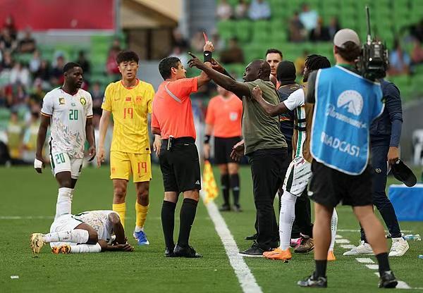 国足两球惜败非洲“雄狮”喀麦隆队，1胜1负终结澳大利亚之旅